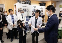 写真18.水野助教(救急医学講座)よりDMATの活動について鈴木知事に説明