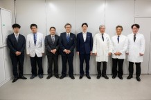 写真20.左から小山教授、成松教授、片寄保健医療学部長、 山下学長、鈴木知事、渡辺病院長、本望教授、数馬教授