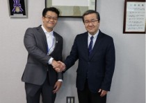 写真24.JICA研修生 久富ルカスけんぞうさん(左)と山下学長