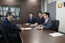写真25.理事長・学長室での懇談の様子