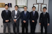 写真26.左から、戸田講師、久富ルカスさん、山下学長、小出所助教、菅原教授