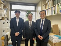 写真29.リハビリテーション医学教室にて.左から梅本教授、長尾教授、山下学長
