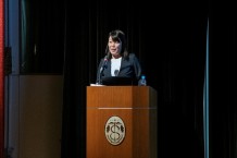 写真1.　講演する中嶋優子先生