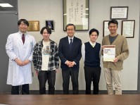 写真7.　左から指導教員の佐藤達也准教授（生理学講座細胞生理学分野）、 小島さん、山下学長、島津さん、井上さん
