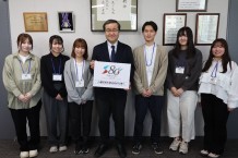 写真8.　左から北方さん、只野さん、阿部さん、山下学長、山北さん、 北川さん、土井さん