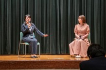 写真2.　学生との質疑応答の様子、右は福永裕梨アナ　©HTB
