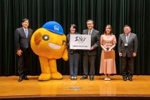 写真4.　左からHTB斉木常務取締役、onちゃん、中嶋先生、 山下学長、福永アナ、杉村教授　©HTB
