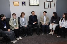 写真9.　学生との歓談の様子