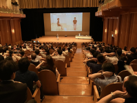 写真4．会場風景．参加者全員がエクササイズを体験．