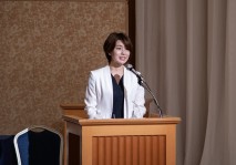 写真10．司会の森さやかアナウンサー（©HTB）