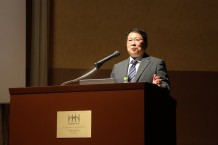 写真16．片寄保健医療学部長による講演