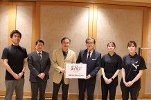 写真14．左から、戸田講師、片寄教授、林　浩史十勝毎日新聞社社長、 山下学長、佐々木茉弥PT（帯広整形外科）、佐藤百華PT（帯広協会病院）