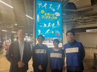 写真4．左から、渡邉スポーツ医学講座教授、石川さん、安達さん（理学療法学科3年生）、戸田理学療法学科講師