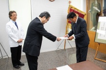 写真6．濱田先生への任命書交付