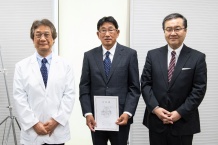 写真7．左から、本望研究連携推進機構長、濱田特別教授、山下学長