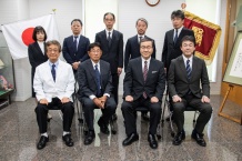 写真8．前列左から、本望教授、濱田特別教授、山下学長、久野教授、後列左から、清水講師、古閑講師、谷口教授、池田教授、板垣准教授