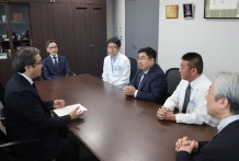 写真10．懇談の様子．左から、山下学長、山蔭国際交流部長、中島講師、于先生、伊庭准教授、齋藤医学部長