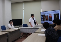 写真11.　外科学講座心臓血管外科学分野で講演する于先生