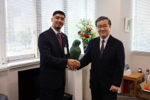 写真6　ジェイソン先生（左）が学長室を表敬訪問