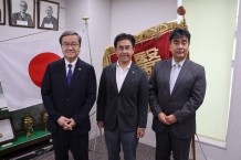 写真9.左から山下学長、笠原大使、山准教授