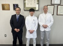 写真10.左から山下学長、山崎さん、渡邉国際交流部長