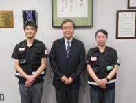 写真5.左から稲村薬剤師、山下学長、及川看護師