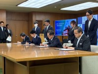 写真7.締結式の様子.北海道庁、知事会議室にて