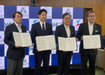 写真8.左から西川旭川医大学長、鈴木知事、寳金北大総長、山下学長