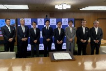 写真9.左から竹澤保健福祉部長、東旭川医大病院長、西川学長、鈴木知事、 寳金総長、南須原北大病院長、山下学長、渡辺病院長