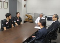 写真6.渡辺病院長、團塚看護部長とともに、学長室にて