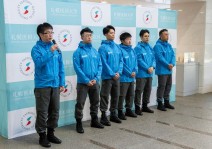 写真2. 葛西助教(左端)による決意表明.続いて左から、吉山助教、福井看護師、小野寺看護師、三角係長、瀬上副課長
