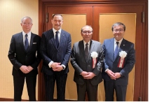 写真3．左から、渡邉スポーツ医学講座教授、室伏先生、松家北海道医師会長、山下学長