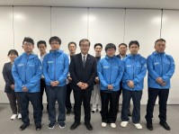写真5． 前列左から、吉山助教、葛西助教、山下学長、小野寺看護師、三角係長、瀬上副課長、後列左から、團塚看護部長、成松教授、千葉副院長、浅沼副部長、東野課長