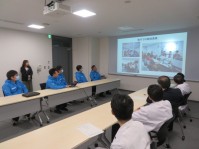 写真6． 吉山助教による現地活動報告