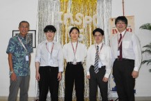 写真7．左から、久保日本生理学会理事長、小島さん、駒林さん、島津さん、佐藤教授