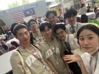写真8．外国の学生との交流の様子