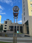 写真2.アウトドアクロック(附属病院を背景に)