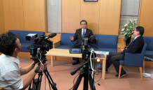 写真7.山下学長による開会挨拶.右は司会の片寄DX推進室長