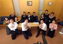 写真10.運営スタッフでサプメドクロスポーズ