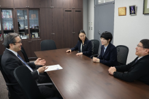 写真11.学長室での懇談の様子.右から2人目が姜先生
