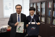 写真12.記念品の交換