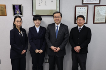 写真13.左から今野教授(看護学第3講座)、姜先生、山下学長、片寄保健医療学部長