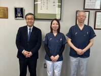 写真1．学長室にて．左から、山下学長、篠原助教、渡邉教授（スポーツ医学講座）