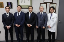 写真4．左から、山蔭国際交流部長、堀田院生、山下学長、齋藤医学部長、寺本教授