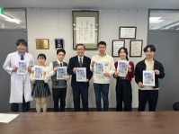 写真7．左から、佐藤教授、舛潟さん、島津さん、山下学長、井上さん、駒林さん、小島さん