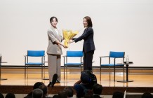 写真4.篠原先生から髙木さんへ花束贈呈