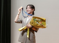 写真5.フォトセッションでメダルを掲げる髙木さん