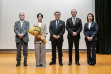 写真6.左から寺内HTB社長、髙木さん、山下学長、渡邉教授、篠原先生