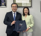 写真11.Young-Mee Lee教授に創基80周年記念バッグを進呈