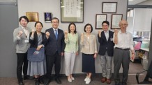 写真12.左から長南先生、Jung-Youn Kim教授、山下学長、Young-Mee Lee教授、 三原先生、相馬名誉教授